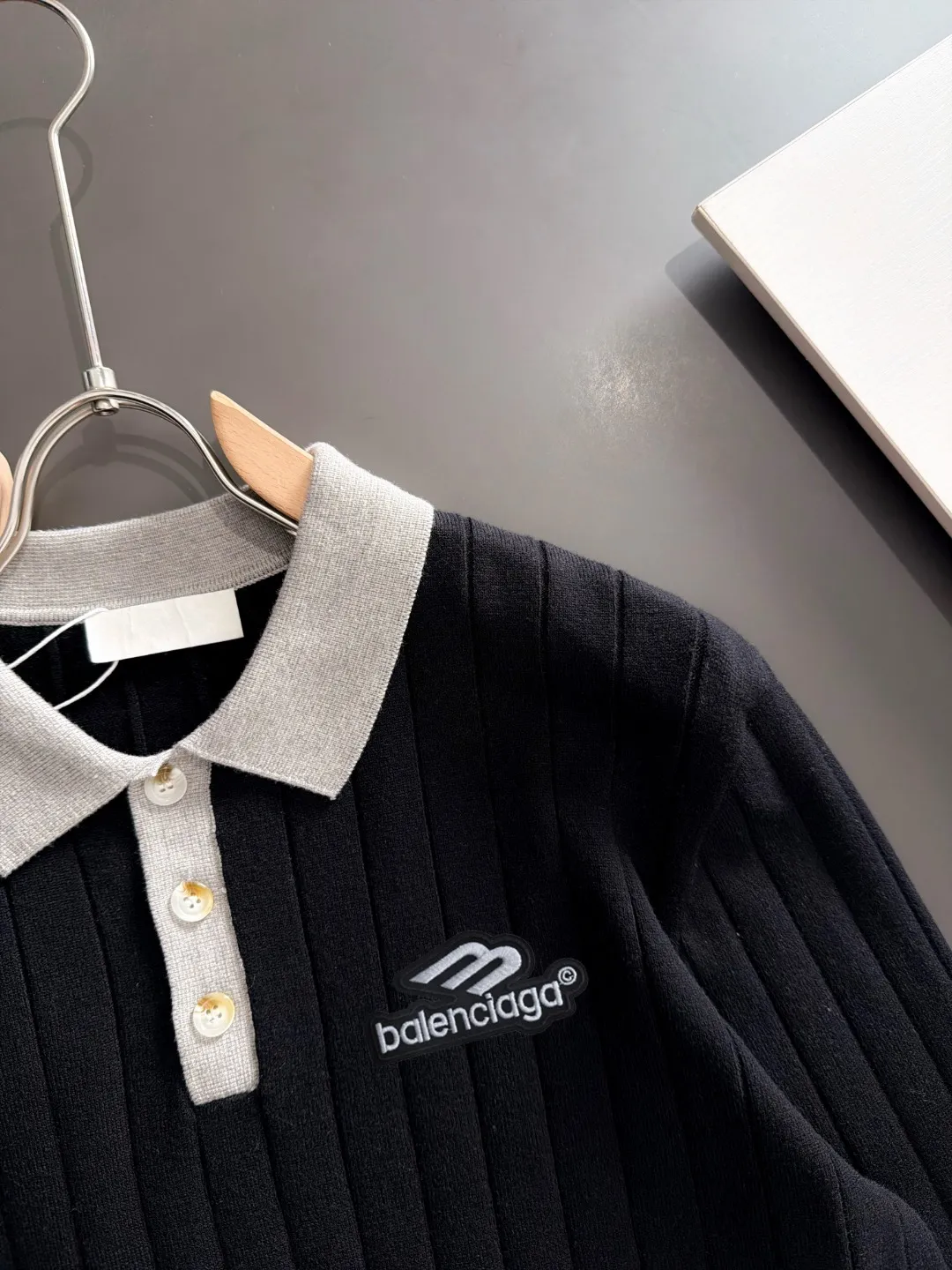 Next day shipping P195 Balenciaga high quality 2026 autumn and winter official website latest sweater, on sale at the same time at the counter Hot Sale! Specially made of wool blended fabric. It feels comfortable and can be directly in contact with the skin. The logo badge is exquisitely embroidered, which is extremely eye-catching! The details highlight the fashionable charm of big brands. Exquisite workmanship. Three-dimensional cutting style. The wearing effect is invincible and handsome! All three standards are complete! Sizes:M-3XL